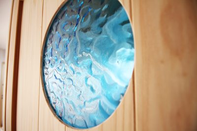 オリジナル造作建具にはめ込んだガラス。シンプルな部屋にとても映えます。