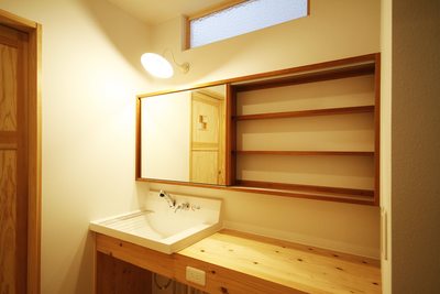 洗面コーナー。鏡の後ろは収納になっています。 洗面コーナー。鏡の後ろは収納になっています。