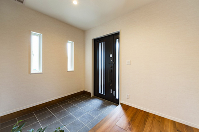 玄関
玄関はシンプルに広く。玄関ドアは断熱性能の高いものを使用しています。