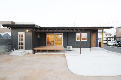 黒でまとめたかっこいい外観