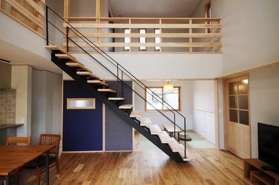 床は無垢のオーク材。壁は珪藻土仕上げ、室内の造作もほとんど無垢材を使用し、爽やかな木の香りに包まれるLDK。 床は無垢のオーク材。壁は珪藻土仕上げ、室内の造作もほとんど無垢材を使用し、爽やかな木の香りに包まれるLDK。