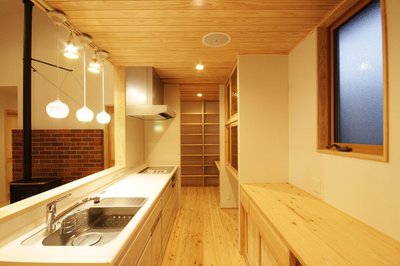 キッチン横の造作収納や天井には埋め込み型スピーカーを設置するなど、充実した造作設備によってスッキリと落ち着いた空間。 キッチン横の造作収納や天井には埋め込み型スピーカーを設置するなど、充実した造作設備によってスッキリと落ち着いた空間。