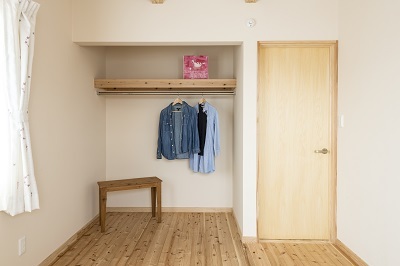2部屋設けた子供部屋は薄ピンクの珪藻土クロスを間仕切り壁に使用。 2部屋設けた子供部屋は薄ピンクの珪藻土クロスを間仕切り壁に使用。