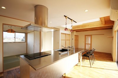 オークの床にステンレスキッチンが映えます。