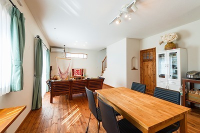 無垢の建具やフローリング、塗り壁などの自然素材をふんだんに使用。床のパイン材は素足にすっと馴染むような、とても温かな素材。