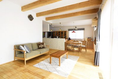 広々としたリビングは構造梁をそのまま見せてアクセントに。
床の吹き出し口からは床下エアコンからの温かい空気が立ち上がります。