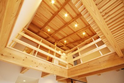 リビングから見る天井。大開口の吹抜けが開放感たっぷりです。