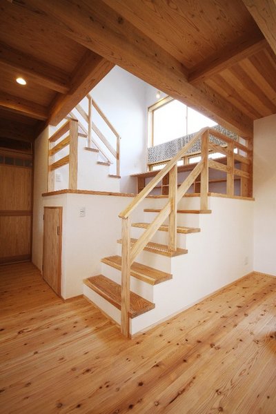 中二階のワークスペースは、1階と2階のどちらとも交流がとれるので、家族がいつも繋がる空間です。