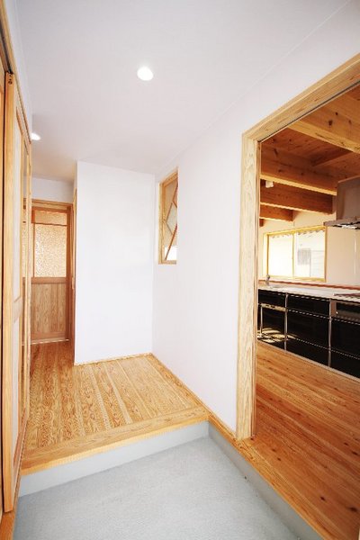 玄関からキッチンへ直接繋がります