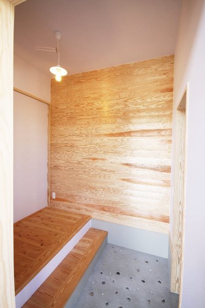 玄関を開けると、杉板貼りの木のぬくもり溢れるホッとする空間が広がります。