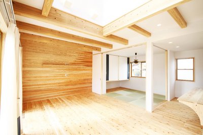 リビング背面は無垢材貼りにし、木の温もりたっぷりの室内。