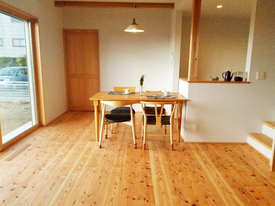 床板は国産スギ材を使用。木の温もりが心地よいリビング。 床板は国産スギ材を使用。木の温もりが心地よいリビング。