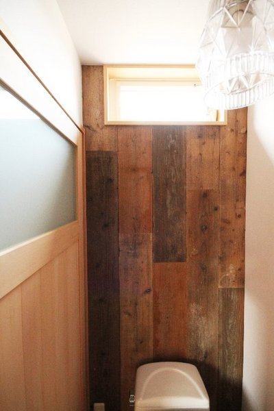 トイレの背面は杉の古材を使用