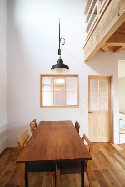 上部は吹抜けの明るいダイニング