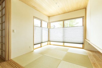 上下を調節できる和紙のスクリーンにより季節の景観を楽しむことができます