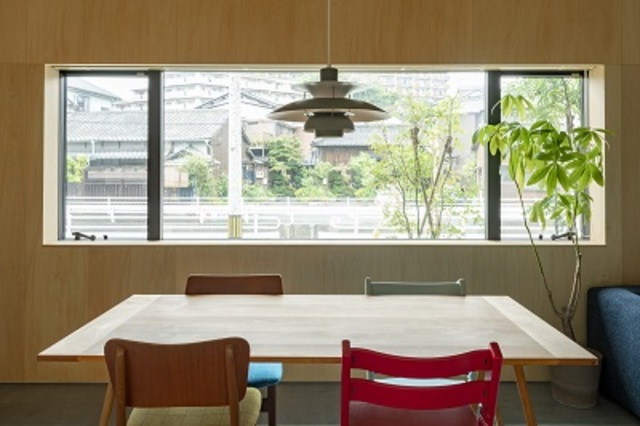 ダイニングテーブルの頭上にはお気に入りの照明ポール・ヘニングセンのPH5。カラフルなイスが彩りを添えます