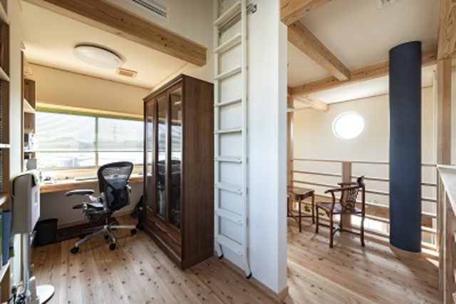 2階の書斎。壁面にはたくさんの本が入る棚を設置。