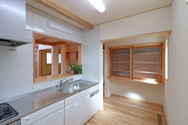 大容量のパントリーの下には空間があり、ゴミ箱などスッキリと収納ができます。 大容量のパントリーの下には空間があり、ゴミ箱などスッキリと収納ができます。