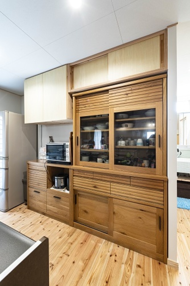 前の家に暮らしていた時に購入したお気に入りの食器棚のサイズに合わせて回りに収納を追加