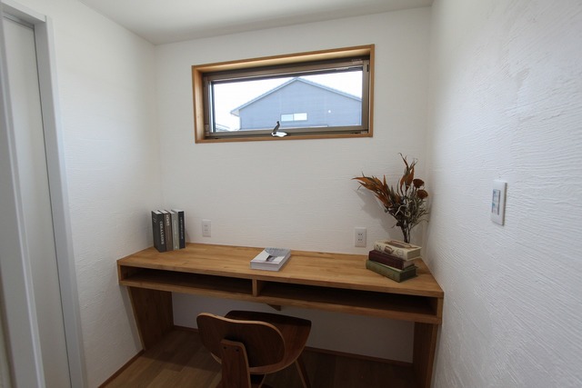 キッチン横の家事の合間に作業が可能なスタディスペースは、リモートワークにも使える。