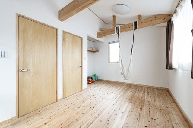 ブランコを設置するなど、プレイルームとして使っている子供部屋。将来的には2部屋に分けられるように扉を2つ作っています