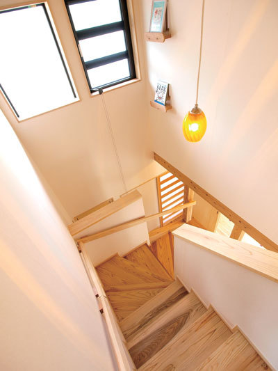 2階のホールから階段越しに玄関ホールまで見渡せ、爽やかな光と風が通り抜ける。 2階のホールから階段越しに玄関ホールまで見渡せ、爽やかな光と風が通り抜ける。