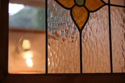 アンティークのステンドグラスをはめ込んだ建具