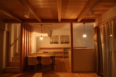 間接照明の灯りであたたかみのある室内に 間接照明の灯りであたたかみのある室内に