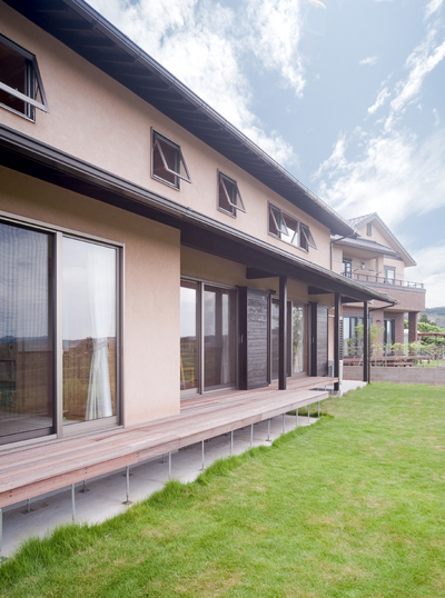 爽やかな風が通り抜ける窓