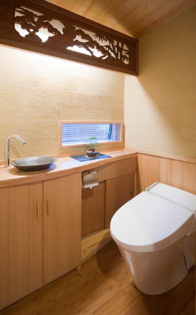 トイレにも欄間を再利用。