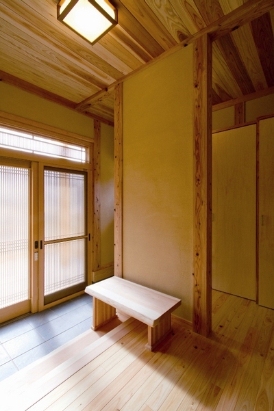 玄関。手前を来客用、奥を家族用の上り口として大型収納を設け、いつもすっきりと片付く玄関。