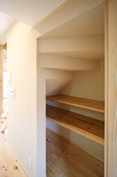 階段下の空間にはカウンターを造りつけ、ＦＡＸやプリンターを置きます。
天井は低いけど便利に使えます。