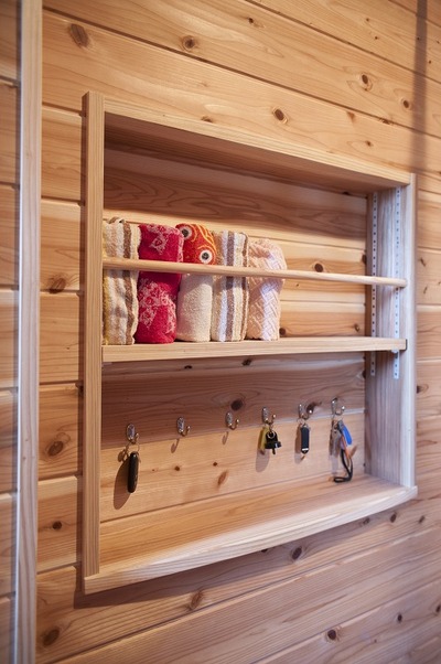 奥行きがとれない場所にブックスタンドならぬタオルスタンド。