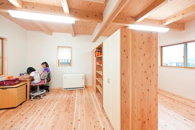 子ども部屋。大きな本箱とクローゼットが間仕切りの役目を果たす。家具を壁際に動かせば、オープンな空間として使用できる。