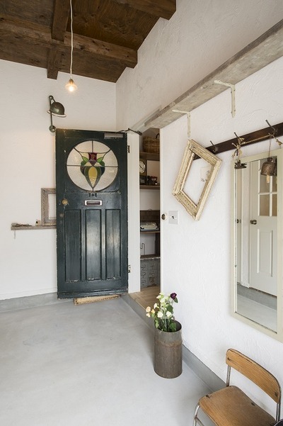 玄関を入ると、奥行きのある土間が広がっています。昔のモルタルだけの土間のイメージです。 玄関を入ると、奥行きのある土間が広がっています。昔のモルタルだけの土間のイメージです。