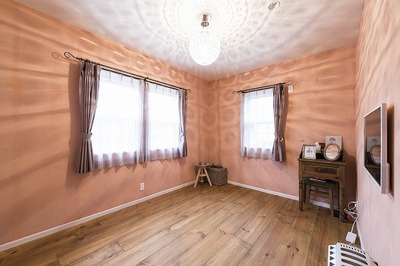 　寝室には、ロゼ色の塗り壁仕上げにしました。奥様セレクトの照明が天井と壁を綺麗に照らしていて素敵です。