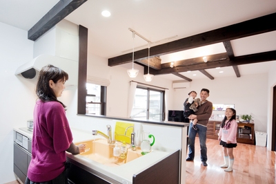 対面キッチンで家族との会話も弾む。
立ち上がった壁は手元をかくすのに丁度いい高さ。