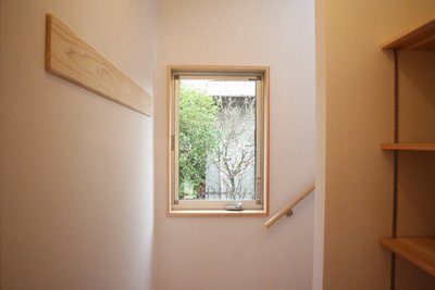 借景を楽しめる窓。正面の梅の木が満開になるのが毎年楽しみになりそうですね♪ 借景を楽しめる窓。正面の梅の木が満開になるのが毎年楽しみになりそうですね♪