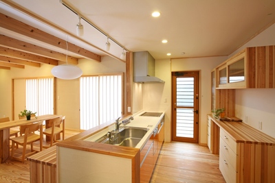 壁面にも収納を多数造作し、食器棚を置かずにスッキリとしたキッチン。 壁面にも収納を多数造作し、食器棚を置かずにスッキリとしたキッチン。