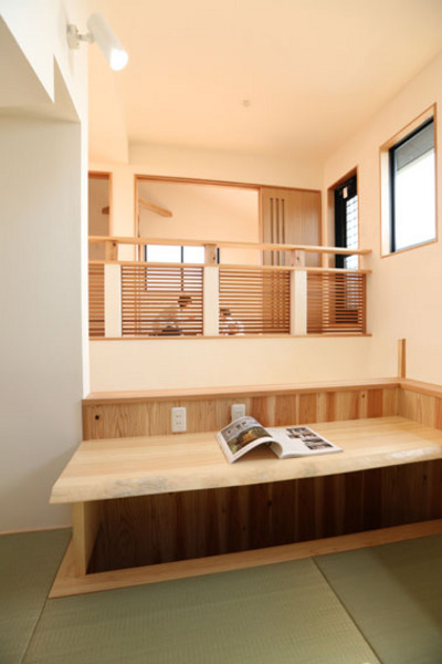 一枚板のカンターの下は、足が下ろせます。
眠たくなったらタタミにゴロリン。