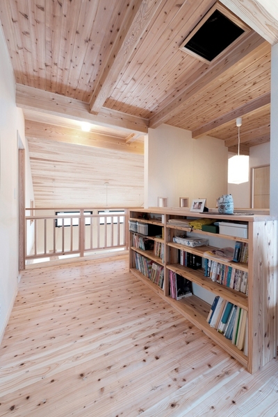 2階のフリースペースには造作の書棚とサンルームを設けました。