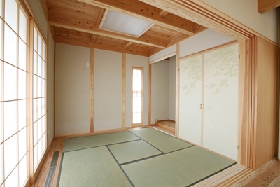 リビングつづきの和室は必要に応じて建具で間仕切ることができます。内障子が光をやわらげ、ホッとする空間です。