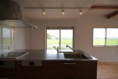 キッチンからの眺め。田園風景が広がります