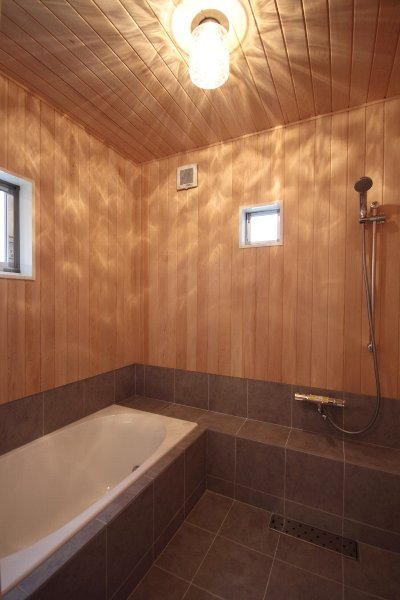 森ヒバの浴室。ヒバ特有の殺菌・調湿作用により、簡単なお手入れだけでカビが発生しにくいです！