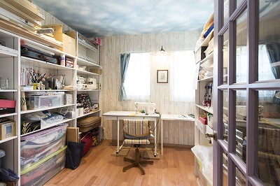 寝室の横には、洋裁好きな奥様の趣味の部屋があります。奥様にとってここが一番落ち着く場所なのかもしれません….。
