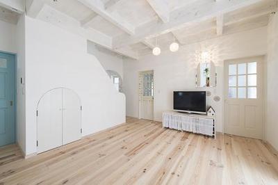 左のドアはシューズインクロゼットにつながる入口。右が玄関ホールのドアです。
シューズインクロゼットは玄関ホールとバイクスペースにも繋がっているので物の出し入れがしやすい。