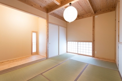 薩摩中霧島のシラス壁と和紙クロスを組み合せた和室。窓を下部に置くことで、落ち着きのある上品な雰囲気に。