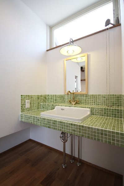 タイル貼りの洗面台。２人並んでも余裕の広さです☆