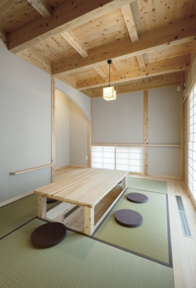 梁の見える天井が個性的な和室。掘りごたつの下にはＯＭソーラーの開口があり、足元から暖かです。