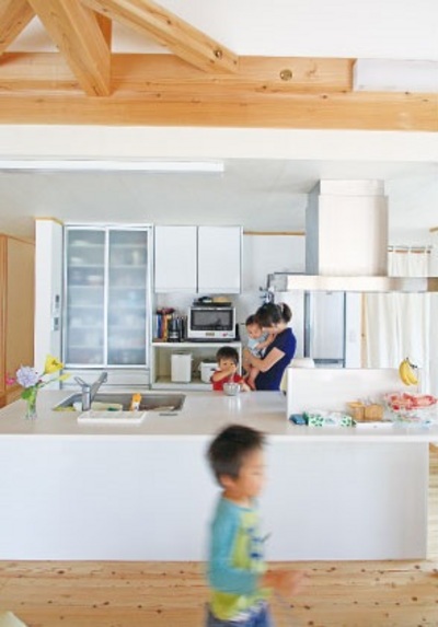 家の中心に存在する真っ白な明るいアイランド型キッチン。
「家族みんなでお料理を楽しみたい!」とてう奥様の希望で
家族が自然に集まってくる空間に。